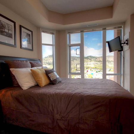 Sunset Waterfront Resort By Discover Kelowna Resort Accommodations Εξωτερικό φωτογραφία