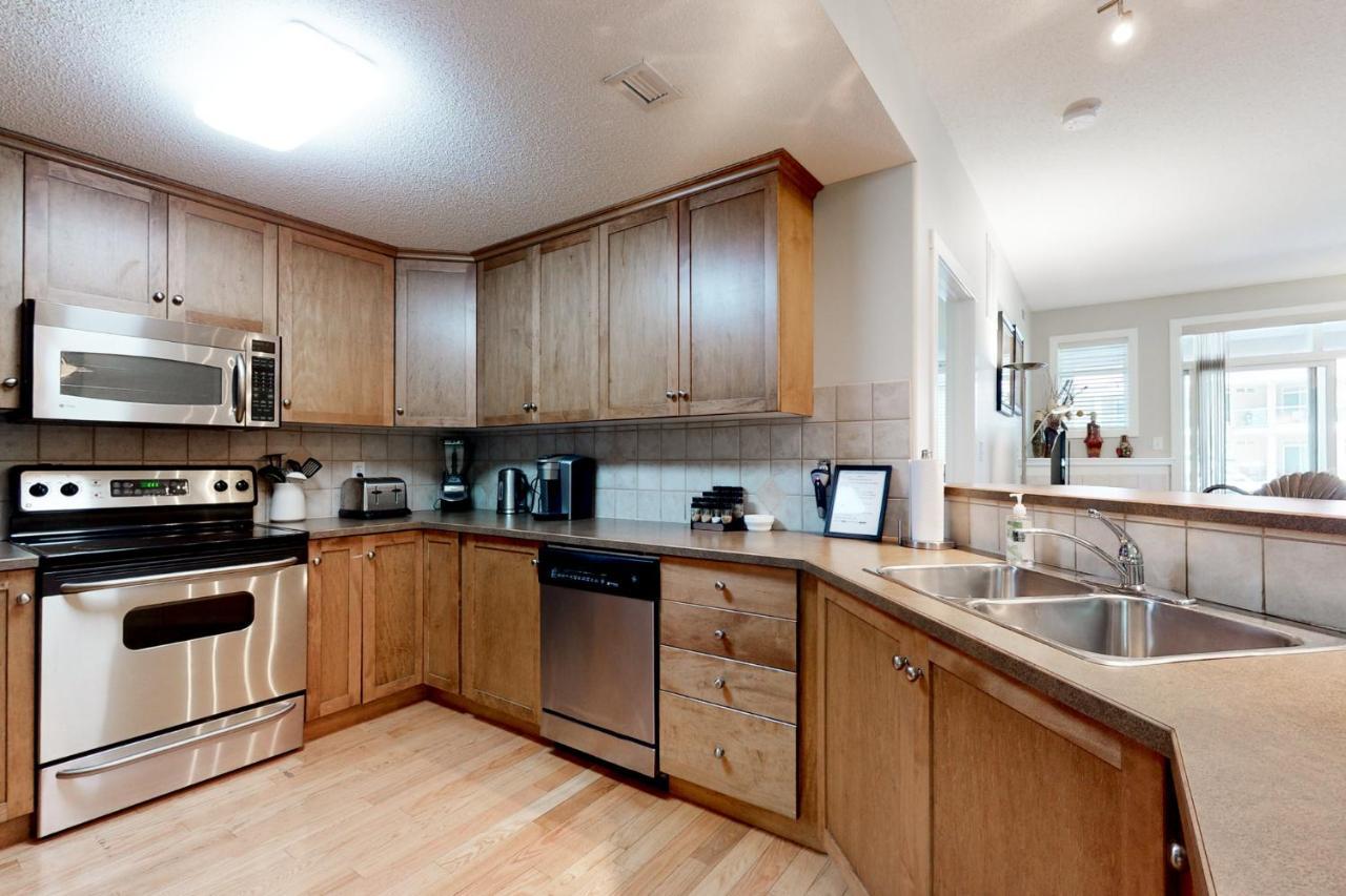 Sunset Waterfront Resort By Discover Kelowna Resort Accommodations Εξωτερικό φωτογραφία