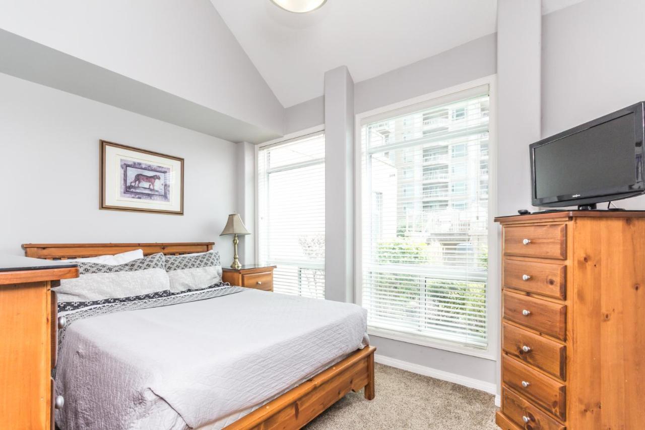 Sunset Waterfront Resort By Discover Kelowna Resort Accommodations Εξωτερικό φωτογραφία