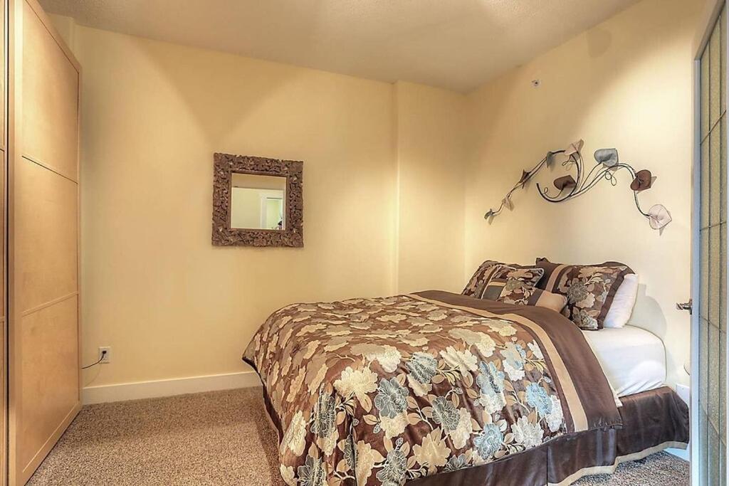 Sunset Waterfront Resort By Discover Kelowna Resort Accommodations Εξωτερικό φωτογραφία